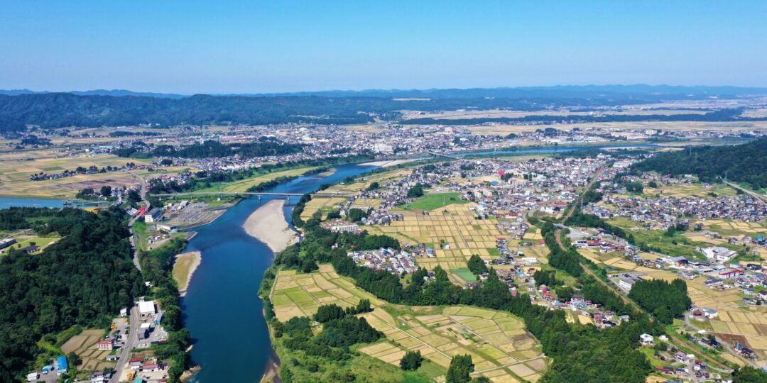 小千谷市の信濃川と街並みを上空から望む